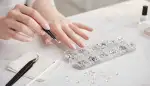3D Nageldesign: Steine kunstvoll anbringen
