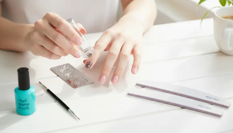 Perfekte Nageldesigns mit Schablonen